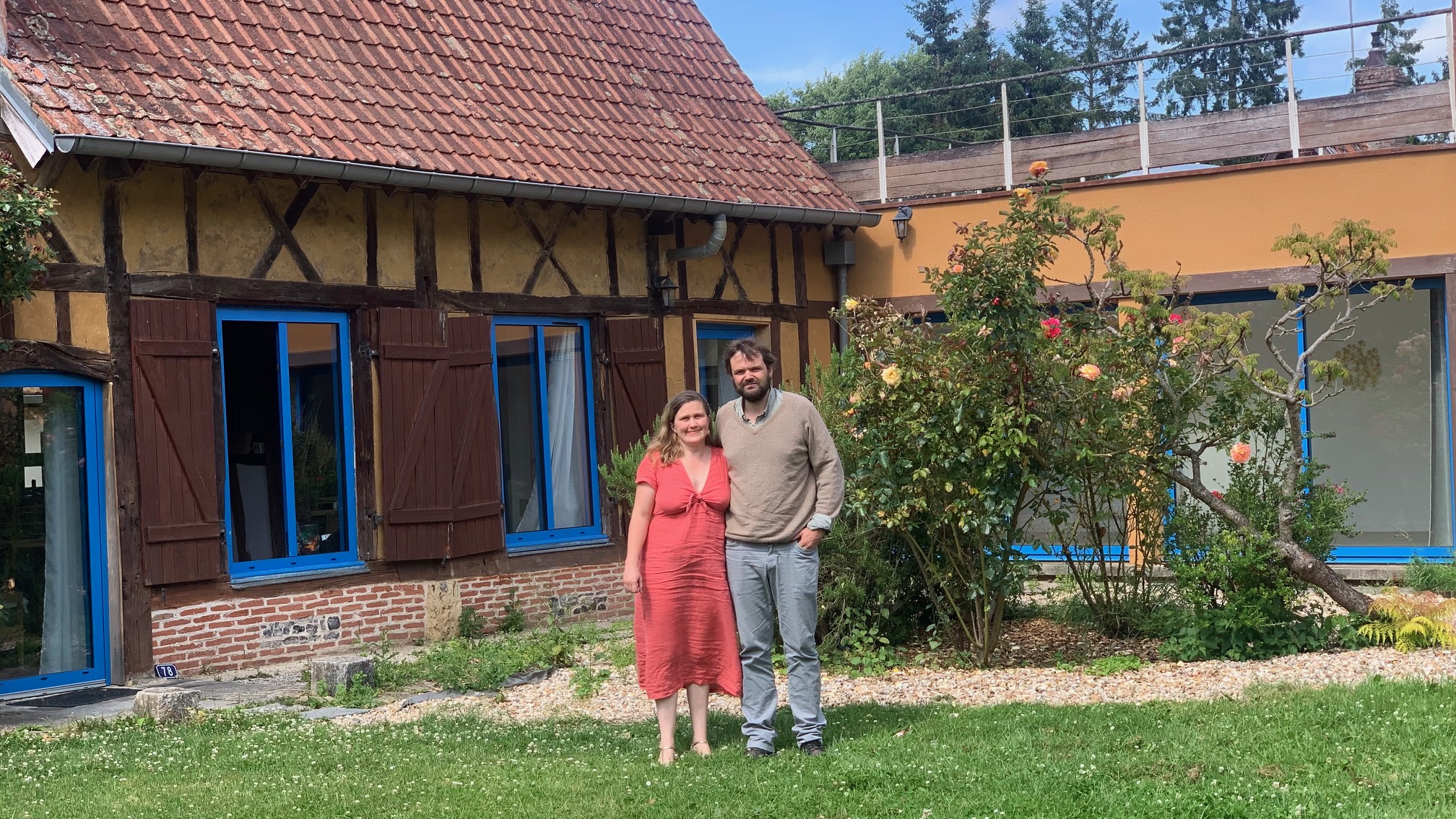 Cécile et Jean-Marie devant leur maison